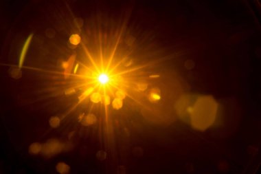 Siyahta soyut Doğal Güneş parlaması.