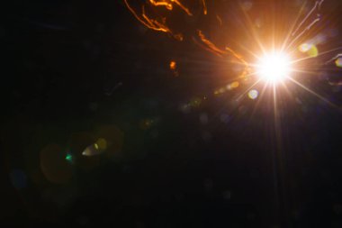 Siyah arka planda soyut taklit güneş ışığı uzaktaki galaksiyi aydınlatır. - Resim