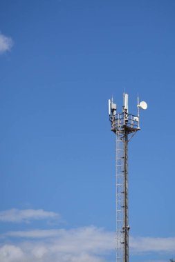 Kopya alanı olan telekomünikasyon kulesi. Dijital kablosuz bağlantı sistemi. Kentsel alanda iletişim sistemlerinin geliştirilmesi. Modern Business Communication Concept.Anten.
