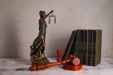 Adalet Anıtı, Yargıç tokmağı, kitaplar, eski ahşap bir masanın üzerinde mühürlü ve damgalı parşömen.