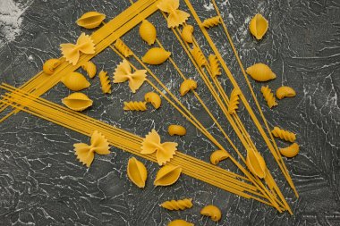 Üst manzara ahşap zemin üzerinde çeşitli İtalyan makarnaları