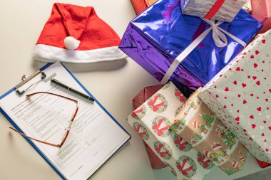 Noel hediyeleri modern Noel Baba 'nın ofisindeki masada yatıyor.