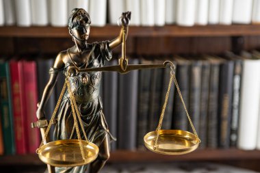 Adalet terazisi, Bayan Adalet, hukuk kütüphanesi konsepti, arka planda hukuk kitapları..