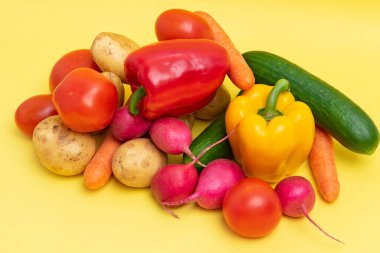 Sarı arka planda organik sebzeler