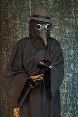 İlaç ya da zehir şırıngası olan veba doktoru.