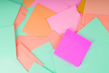 Renkli kağıt banknotlar yığını. Yakın çekim..