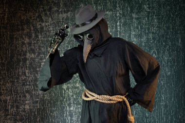 İlaç ya da zehir şırıngası olan veba doktoru.