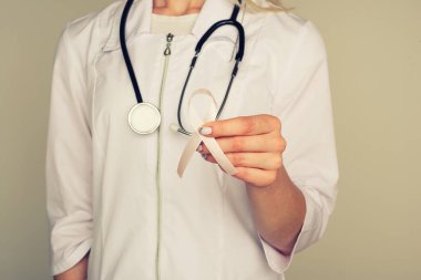Kurdeleli beyaz üniformalı kadın doktor - Görüntü
