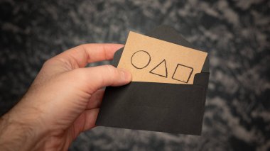 Tula, Rusya - 23 Kasım 2021: Mürekkep Balığı Davetiyesi Adam elinde bir zarf tutuyor.