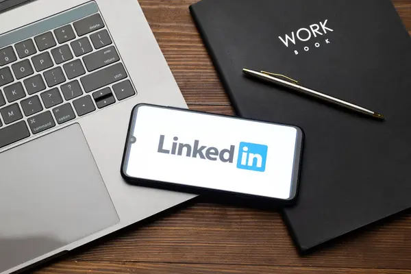 Kyoto Şehri, Japonya - 31 Temmuz 2023: Ahşap zemin üzerinde Linkedin uygulama logosu olan Apple iPhone