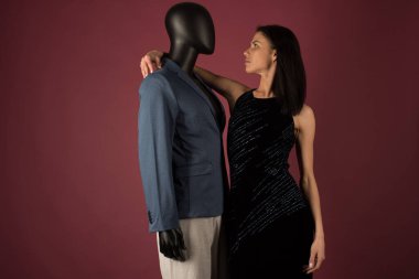 Sorunlu cilde sahip genç bir kız yakut arka planda şık mankenler toplumunda yalnızlıktan muzdarip..