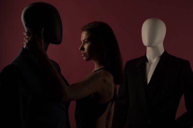 Sorunlu cilde sahip genç bir kız yakut arka planda şık mankenler toplumunda yalnızlıktan muzdarip..