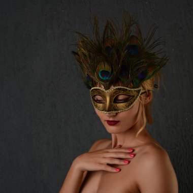 Genç kadın Venedik karnaval maskesi. Yakın plan kadın portresi. Karanlık arka plan.
