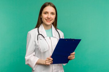 Mutlu gülümseyen genç bayan doktor, arka planda izole edilmiş - görüntü