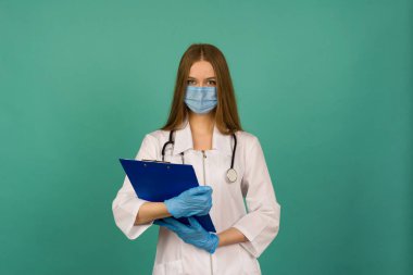 Covid19, koronavirüs, sağlık hizmetleri. Tıbbi maske ve beyaz önlüklü profesyonel özgüvenli genç beyaz doktor portresi, boyun üzerinde steteskop, hastaya yardım etmeye hazır, hastalıkla savaşmaya hazır - imaj