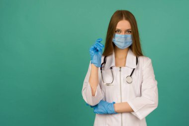 Covid19, koronavirüs, sağlık ve doktor konsepti. Tıbbi maske ve beyaz önlüklü profesyonel özgüvenli genç beyaz doktor portresi, boyun üzerinde steteskop, hastaya yardım etmeye hazır, hastalıkla savaşmaya hazır - imaj