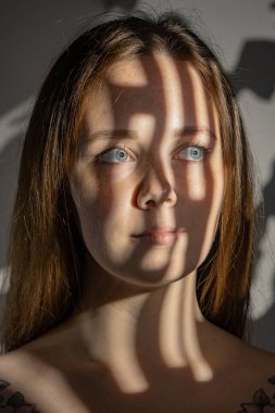 Gobo maskeler takan üzgün, güzel bir kadının stüdyo portresi.