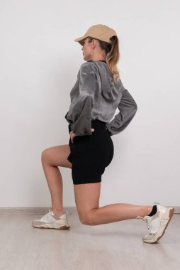 Yetişkin bir kadın evde spor yapıyor.