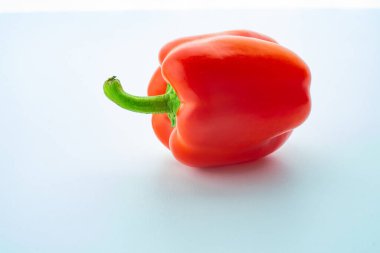 Beyaz arkaplanda tek Bell biberi izole.