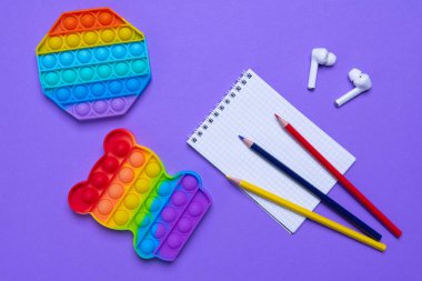 Okul konseptine geri dönelim. Okul gereçleri ve stres önleyici.