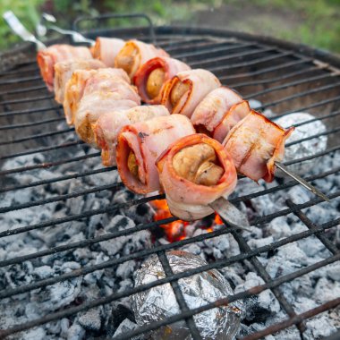 Pastırmalı mantarlar ızgarada kızarır.