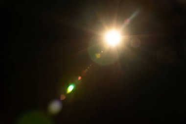 Siyah arkaplanda güneş parlıyor