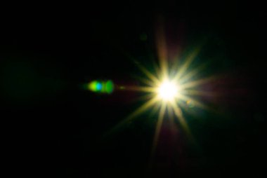 Siyah arkaplanda güneş parlıyor