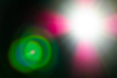 Siyah arkaplanda güneş parlıyor