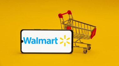 Kyoto Şehri, Japonya - 12 Ağustos 2024: Sarı arka plandaki akıllı telefon ekranında Walmart logosu.