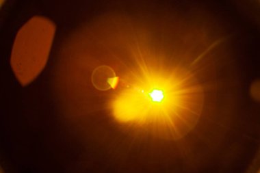 Siyah arkaplanda güneş parlıyor