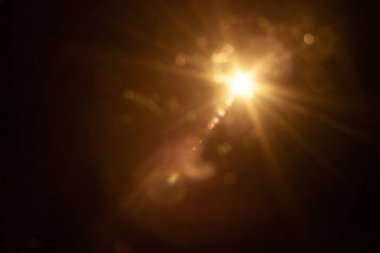 Siyah arkaplanda güneş parlıyor