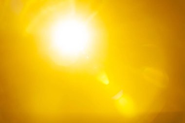 Siyah arkaplanda güneş parlıyor