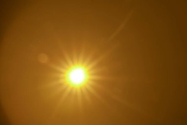 Siyah arkaplanda güneş parlıyor