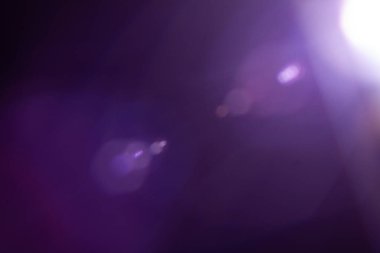 Siyah arkaplanda güneş parlıyor