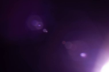 Siyah arkaplanda güneş parlıyor