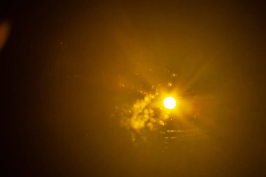 Siyah arkaplanda güneş parlıyor