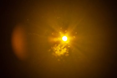 Siyah arkaplanda güneş parlıyor