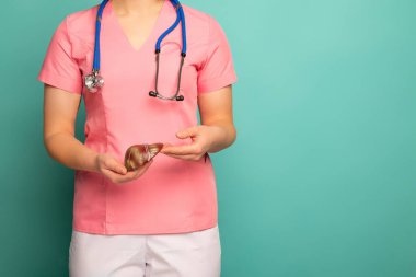 Ellerinin üzerinde model karaciğer olan bir doktorun resmi. Sağlıklı karaciğer ve bağış kavramı.