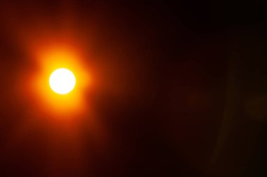 Siyah arkaplanda güneş parlıyor