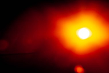 Siyah arkaplanda güneş parlıyor