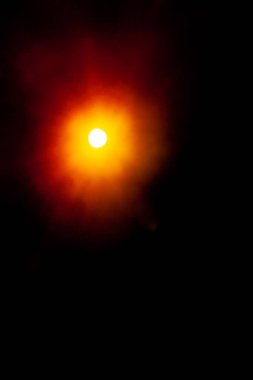 Siyah arkaplanda güneş parlıyor