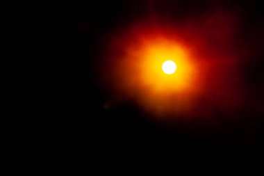 Siyah arkaplanda güneş parlıyor