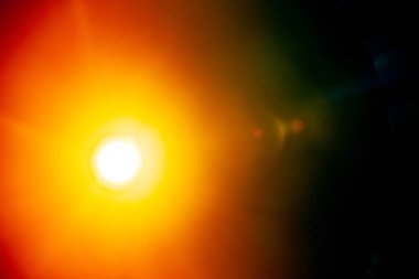 Siyah arkaplanda güneş parlıyor