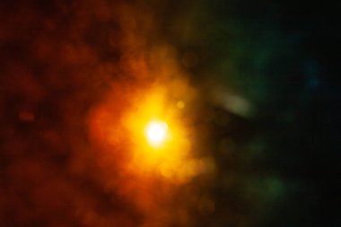 Siyah arkaplanda güneş parlıyor