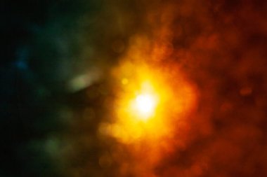 Siyah arkaplanda güneş parlıyor