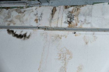 Su boru hatları sızıntısı hasar tavan. Konut problemi konsepti