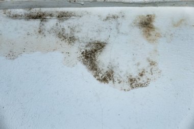 Su boru hatları sızıntısı hasar tavan. Konut problemi konsepti