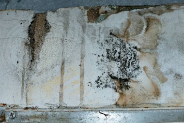 Su boru hatları sızıntısı hasar tavan. Konut problemi konsepti