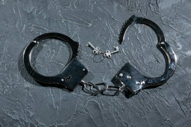 Pankartta kelepçe - tecavüz ve taciz kavramı.