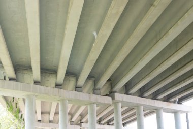 Beton sütunlu bir köprü manzaralı soyut endüstriyel fotoğraf.